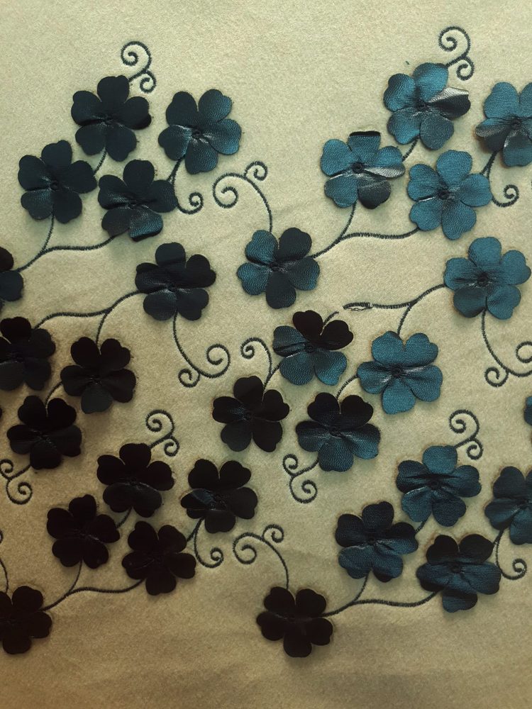 Brush Cu Broderie Floricele Din Piele Neagra 51184